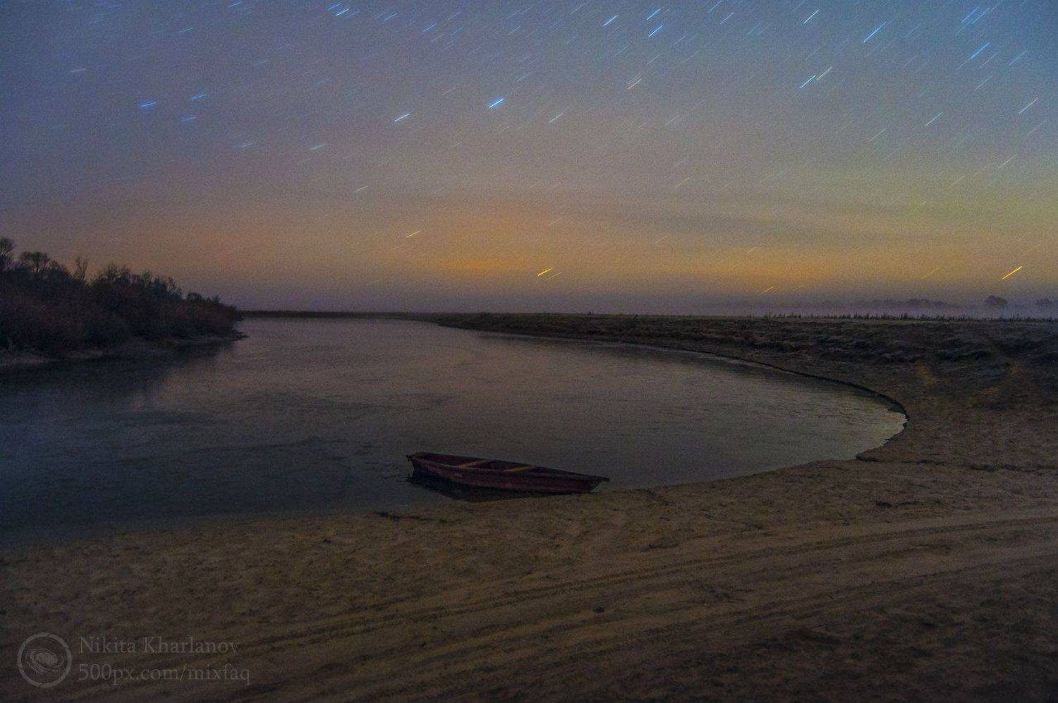 астрофото, ночь, туман, туманное небо, небо, ночное фото ,астрофотография, астрономия, звезды, звездные треки, звезда, треки, линии, параллель, облака, низкие облака, лодка, вода, старик, озеро, пляж, Харланов Никита