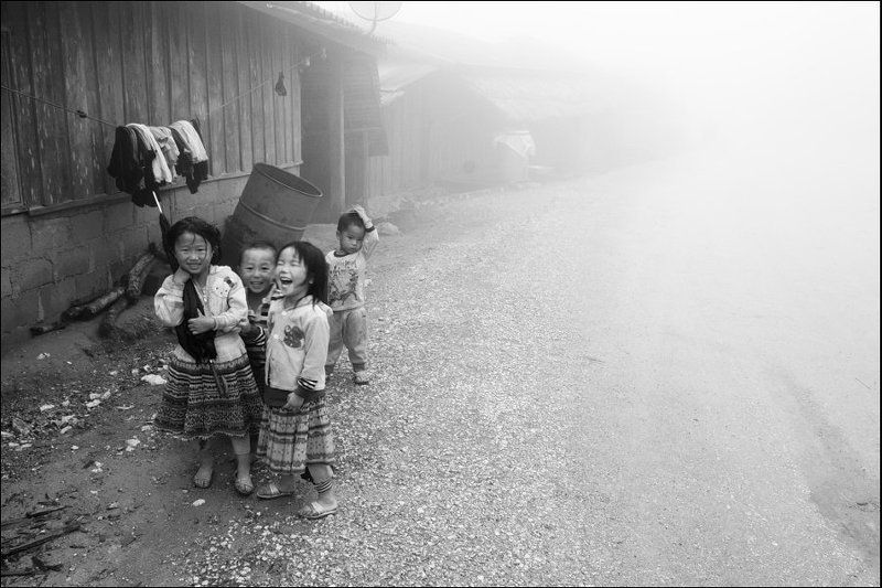 лаос, азия, путешествие, автостоп, горы, туман, дети, смех, чб, дорога, laos, asia,traveling, hitchiking, mountains, fog, foggy, mist, smile, happy, bw, road Lao kids фото превью