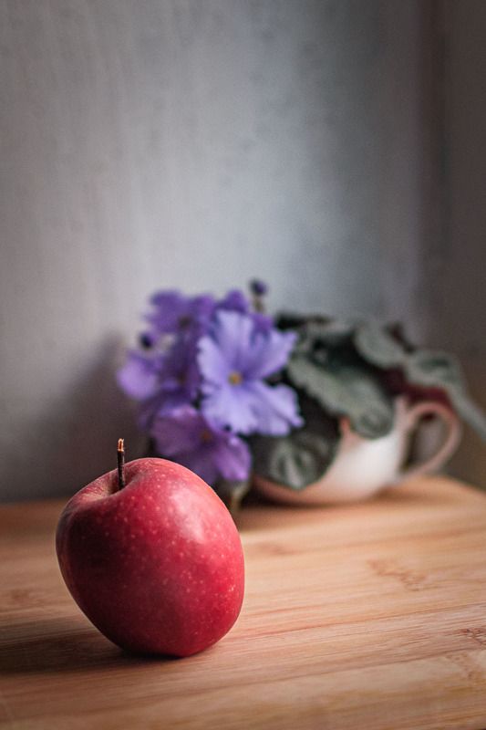 Яблоко и фиалка фото превью