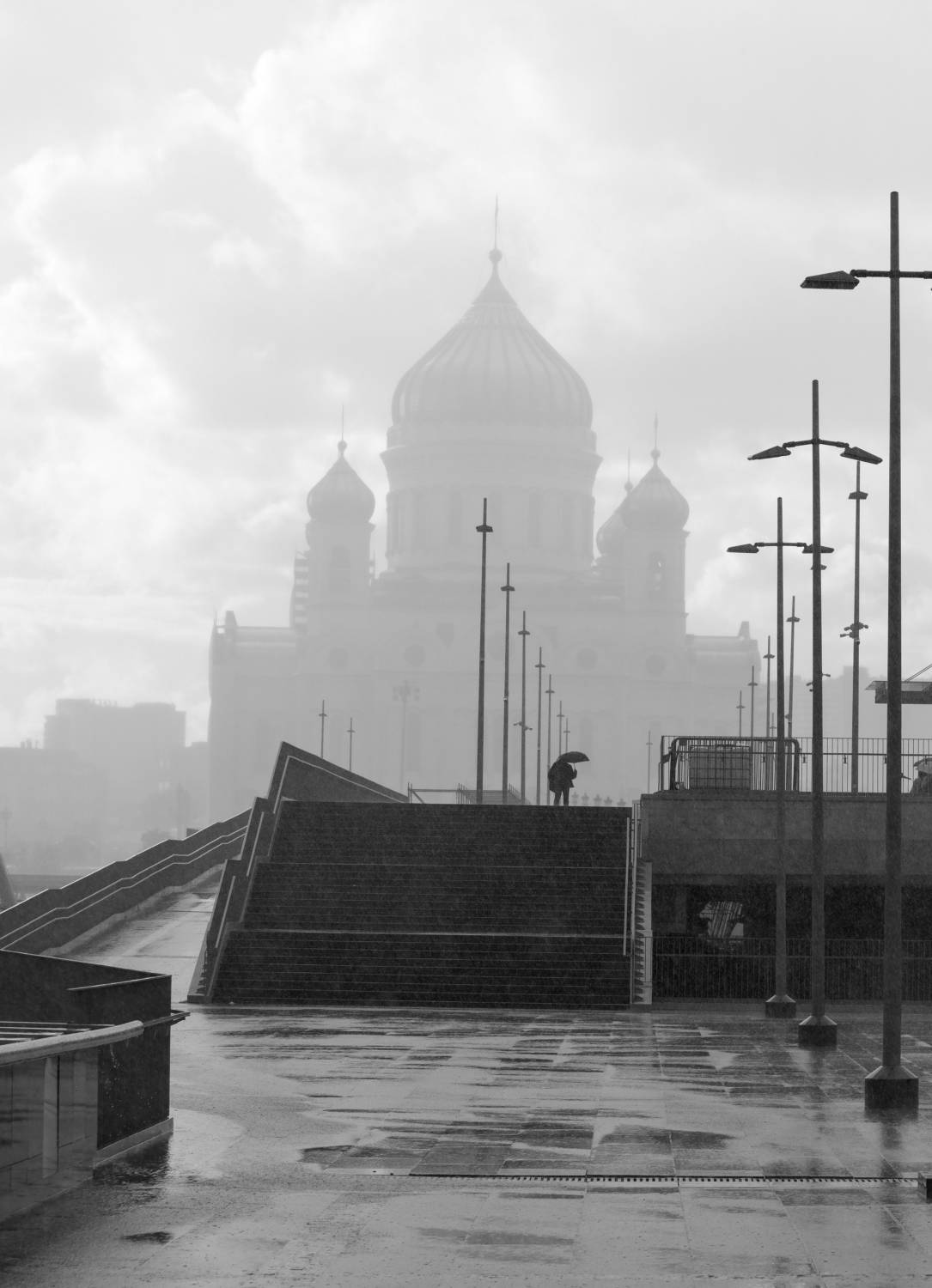 ливень, храм Христа-спасителя, зонт, одинокая фигура, Патриарший мост, Москва, Дмитрий Ткаченко