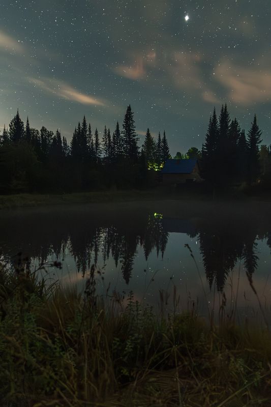 ночь, тайга, сибирь Его высочество Юпитер сияет над таежным озером фото превью