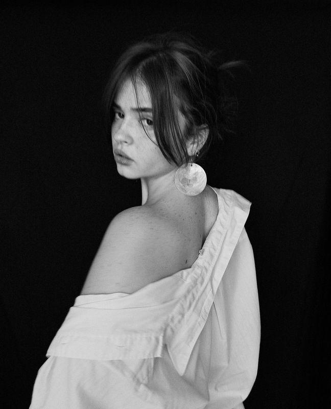 портрет, портретная фотография, женский портрет, естественный свет, фотосессия, чб, девушка, естественность, удаленная съемка Mihaela фото превью