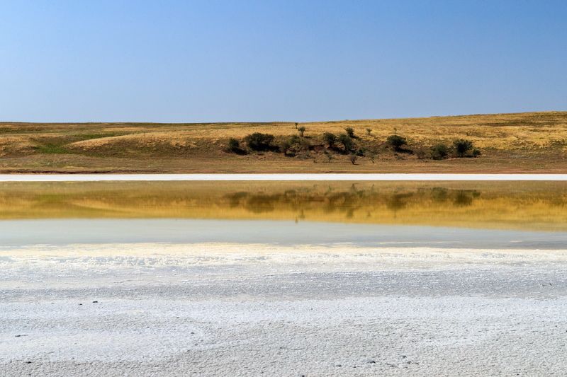 Почти высохшее соленое озеро Капатадзе в Грузии. фото превью