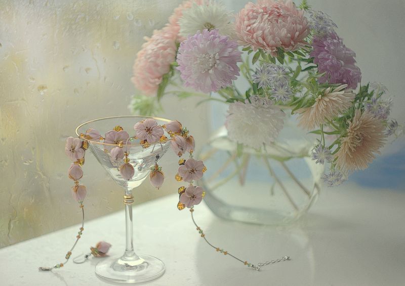 Цветы и колье фото превью