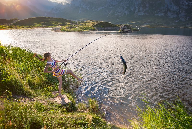 девушка рыбачка рыба озеро горы вода улов удочка Рыбачка Катя как-то в мае фото превью