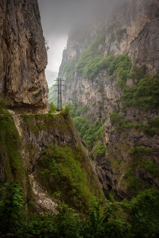 кавказ, горы, ущелье, кабардино-балкария, теснина, каньон, дорога, горная дорога В пасмурном ущелье фото превью