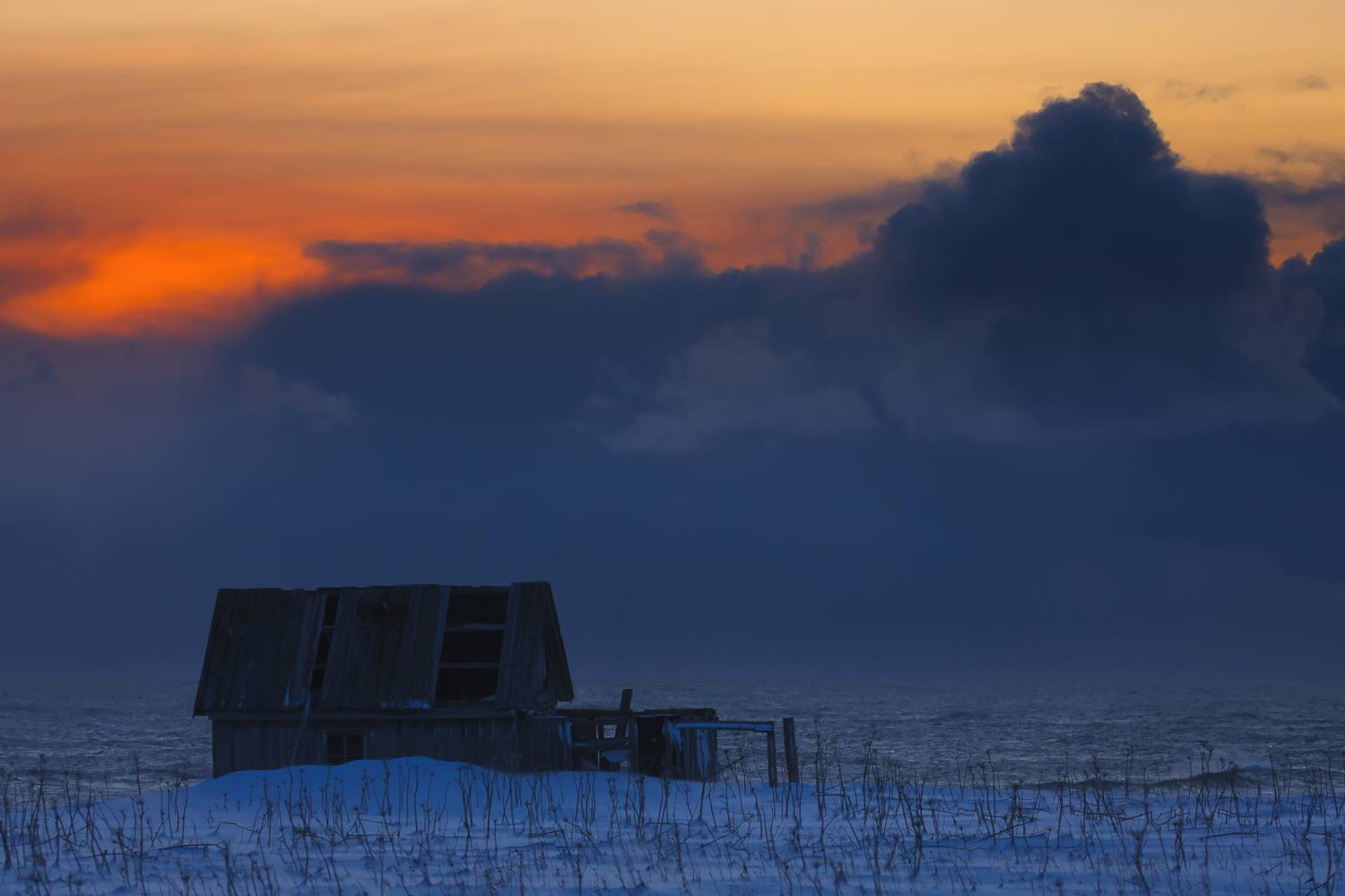 старый дом, вечерний свет, командорские острова, остров беринга, Дмитрий Уткин