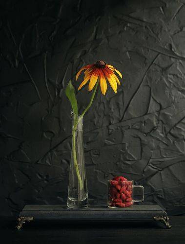 Цветок и чашка ягод...