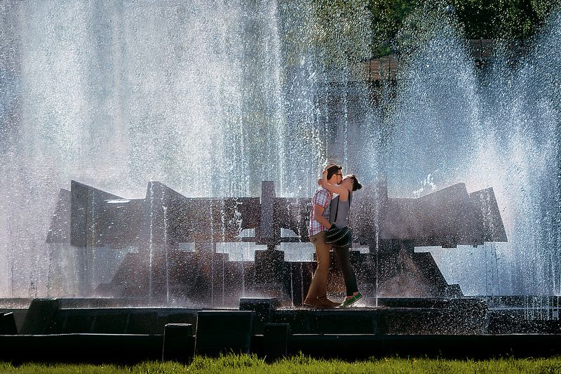 не постановка, случайно пойманный кадр. Фонтан, брызги, любовь...... фото превью