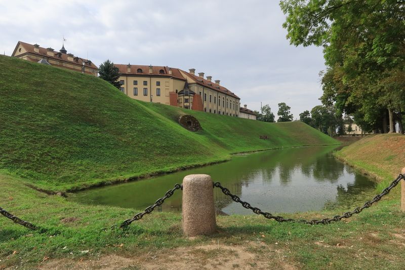 У стен замка в Несвиже фото превью