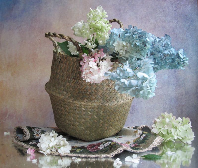 цветы, букет, гортензия, корзина, плетёнка, салфетка, гобелен Привет из Эдема фото превью