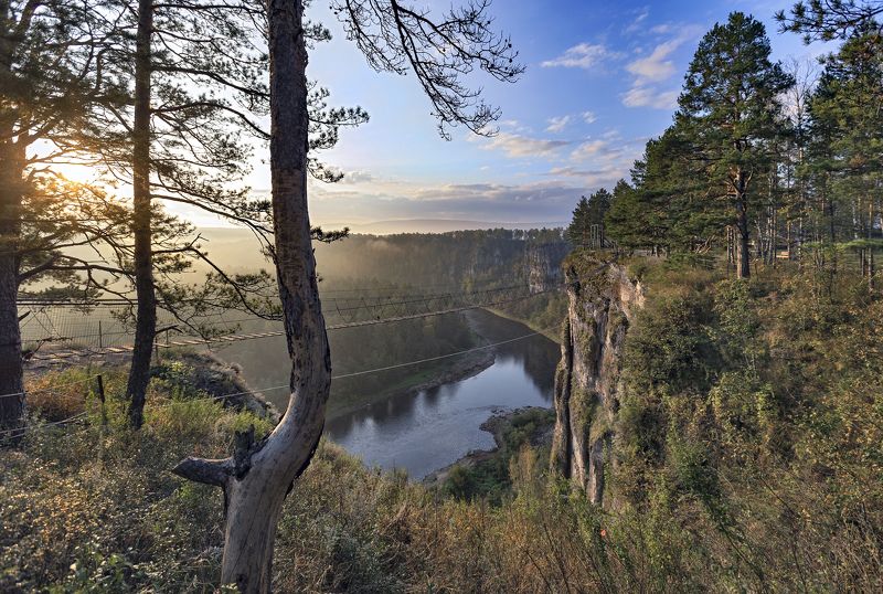 рассвет,утро, река, деревья,лучи солнца,подвесной мост. Рассвет на реке Ай. фото превью