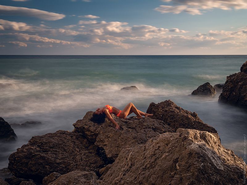 россия, крым, алчак, закат, чёрное море, солнце Девушка на камнях фото превью