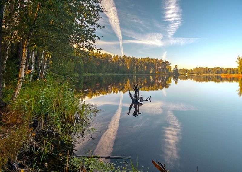 Утро на осеннем озере фото превью