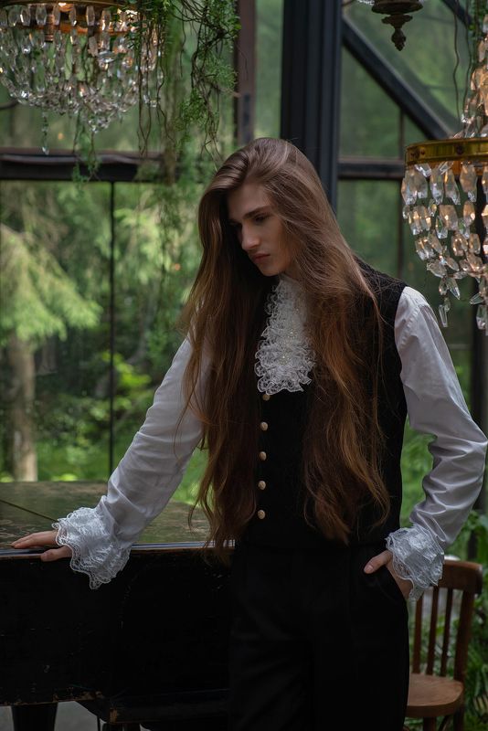 портрет, мужской портрет, вампир, ретро, рояль, фильм, интервью с вампиром, длинные волосы Лестат фото превью