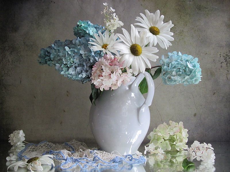 цветы, букет, гортензия, ромашки, кувшин, салфетка, кружево С гортензией и ромашками фото превью