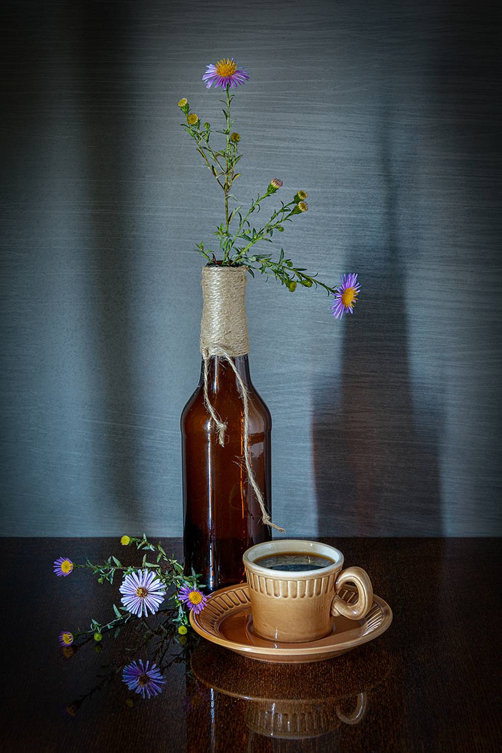 цветы, бутылка, бечевка, чашка, блюдце, кофе, Баг Алексей