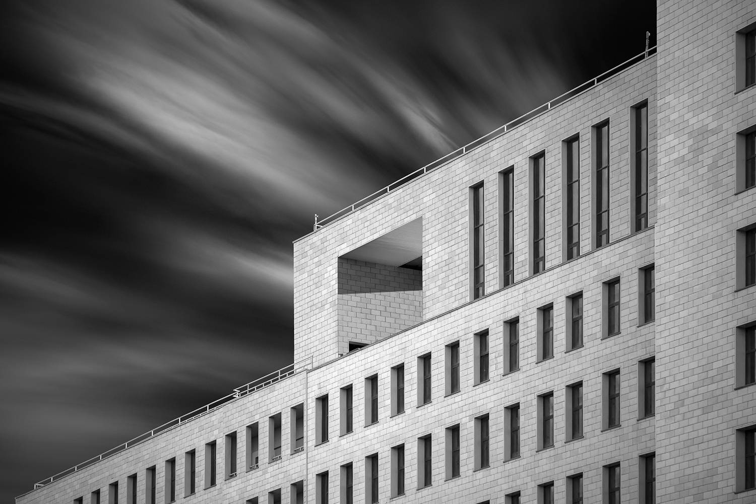 архитектура, пейзаж, город, геометрия, прямоугольник, форма, контраст, чб, черно-белое, ритм, небо, облака, выдержка, Дмитрий Антипов