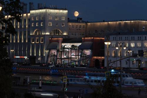 Луна над городом