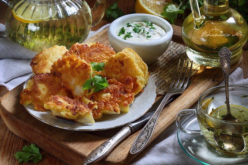 Цветная капуста в кляре с белым чесночным соусом фото превью