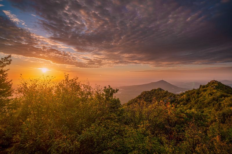 Россия, Ставрополье, Кавказ, КМВ, Пятигорск, Бештау, Машук, горы, осень рассвет, восход, лес, облака Начало осени фото превью