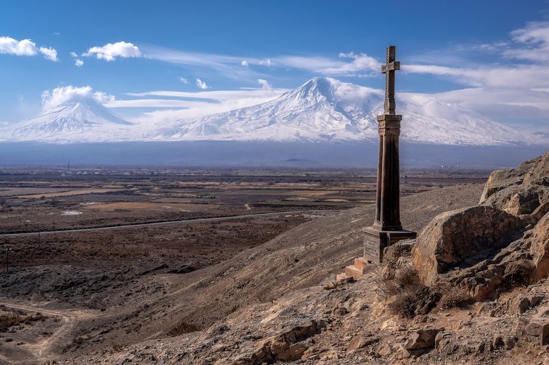 пейзаж, гора Арарат, Хор Вирап Каменный крест Хачкар на холме монастыря Хор Вирап на фоне горы Арарат фото превью