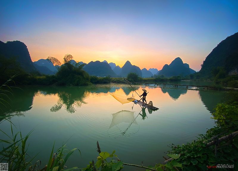 quanphoto, landscape, sunset, sundown, river, fishing, fisherman, mountains, rural, golden, vietnam Catching Sunset фото превью