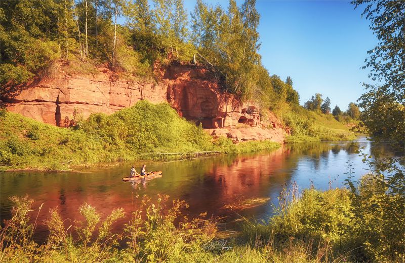 река, лодка, обрывы, деревья Осень на Оредеже фото превью