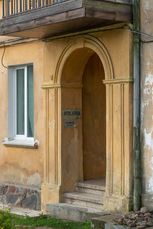 Арка подъезда старого немецкого дома. фото превью