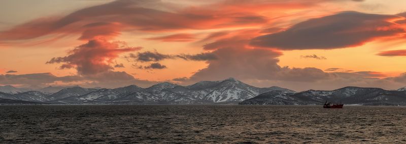 берег, весна, вечер, камчатка, рейд, судно, тучи, лентикулярные облака абракадабра..)) фото превью