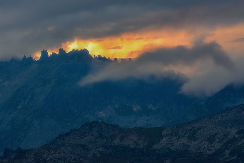 Огненный закат в горах фото превью