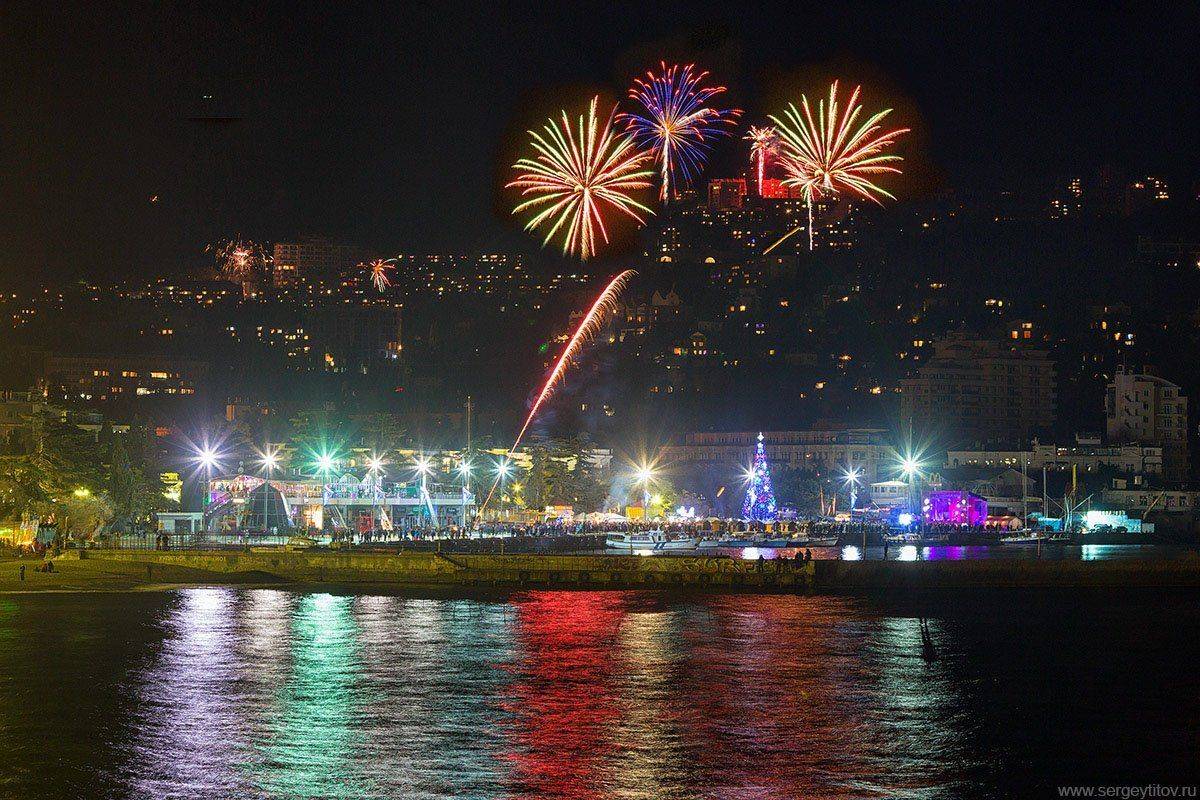 город, крым, море, набережная, новый год, ночной город, ночь, пляж, фейерверк, ялта, Serge Titov