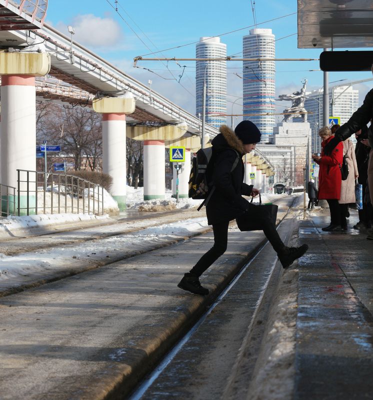 Школьник, рабочий и колхозница, памятник, монорельс, трамвайная остановка, зима, Москва Школьник, рабочий и колхозница фото превью