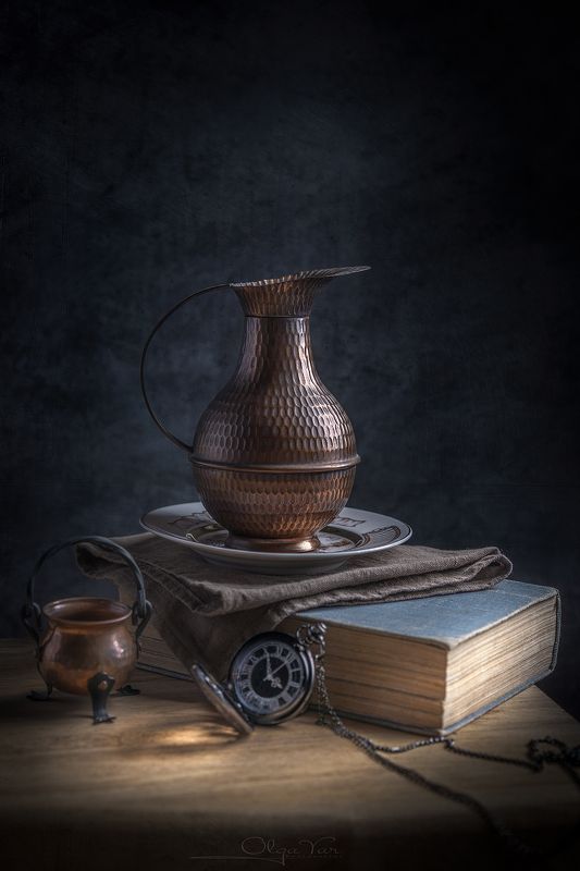 кувшин, часы, книга  фото превью