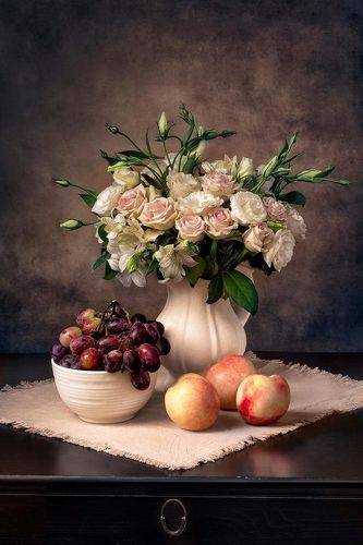 Натюрморт с виноградом и нектаринами.