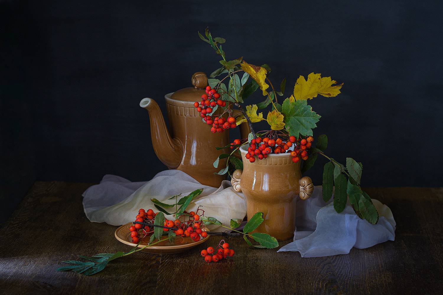 рябина, ягоды, ваза, блюдце, чайник, желтые листья, Баг Алексей