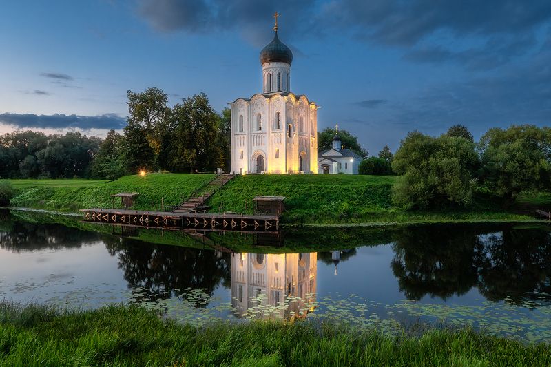 Вечер у храма Покрова на Нерли. фото превью