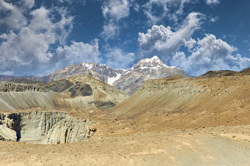 Пик Ляп Назар (5990 м., в некоторых источниках 5984 м.). Название  переводится с таджикского \