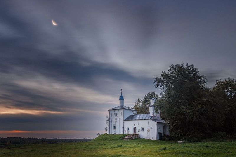 церковь, ночь, труворово городище, изборск, храм, церковь николая чудотворца Церковь Николая Чудотворца на Труворовом Городище фото превью