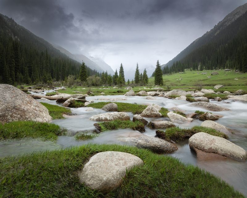 Горное ущелье. Дождь.... фото превью