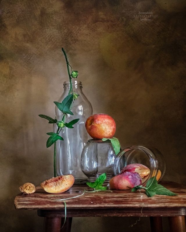 натюрморт, art_photo,  стекло, банки, фрукты, фото у окна, фото на телефон Персики поспели фото превью
