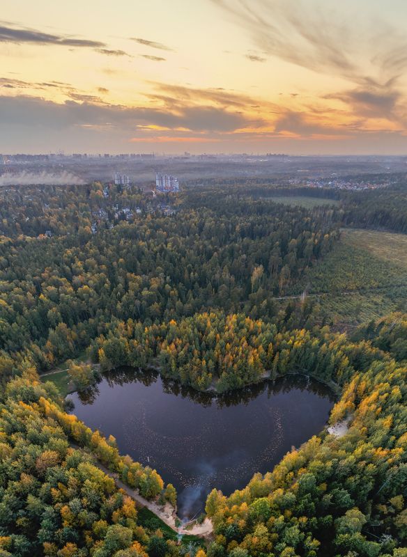 Красное озеро в Подмосковье фото превью
