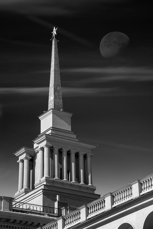 чб, черно-белое, город, архитектура, здание, шпиль, звезда, небо, луна, графика, речной вокзал, красноярск Речвокзал фото превью