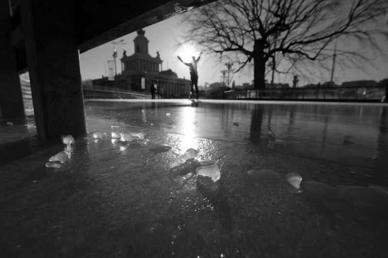 каток, ВДНХ, солнце, дуб, вскинутые руки, лёд В обнимку с солнцем фото превью