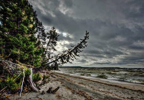 Онего штормит