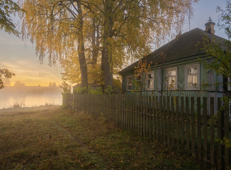 Осенним утром у деревенского домика фото превью