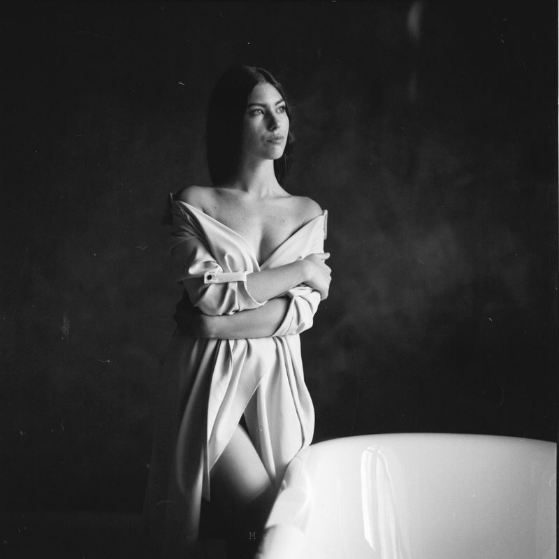 плёнка, чб, средний формат, портрет, ванная, свет, девушка, film, medium format, women, light  фото превью