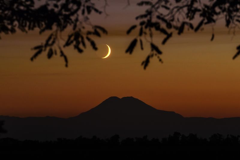 кавказ, горы, гора, луна, закат, эльбрус,  молодая луна, месяц, новолуние, полумесяц, new moon Южные сны фото превью