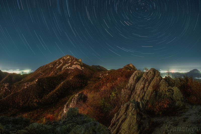 Россия,  Кавказ, Ставрополье, КМВ, Пятигорск, Лермонтов, Бештау, горы, осень, ночь, треки, звезды Круговорот осени фото превью