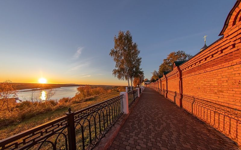 Красная стена фото превью